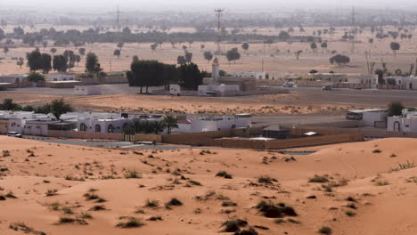 Mezquita-Más-Grande-En-El-Desierto-De-Sharjah-Cerca-De-Roca-Fósil---Mezquita-Sha&#39;byat-Al-Khattmah-En-Emiratos-árabes-Unidos