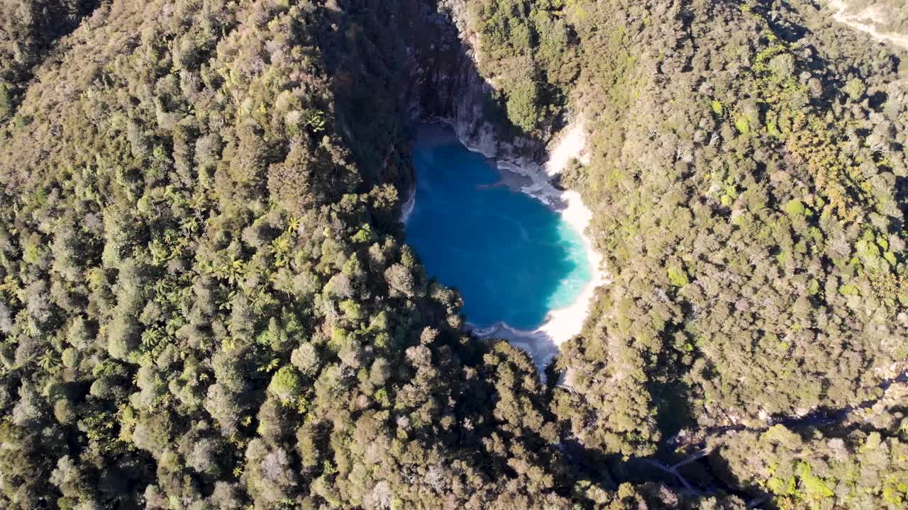 manantial caliente turquesa, géiser submarino toma aérea del cráter del infierno y el lago rotomahana