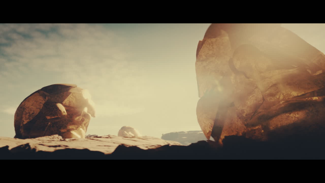 Statue dorate enormi nel deserto durante il tramonto