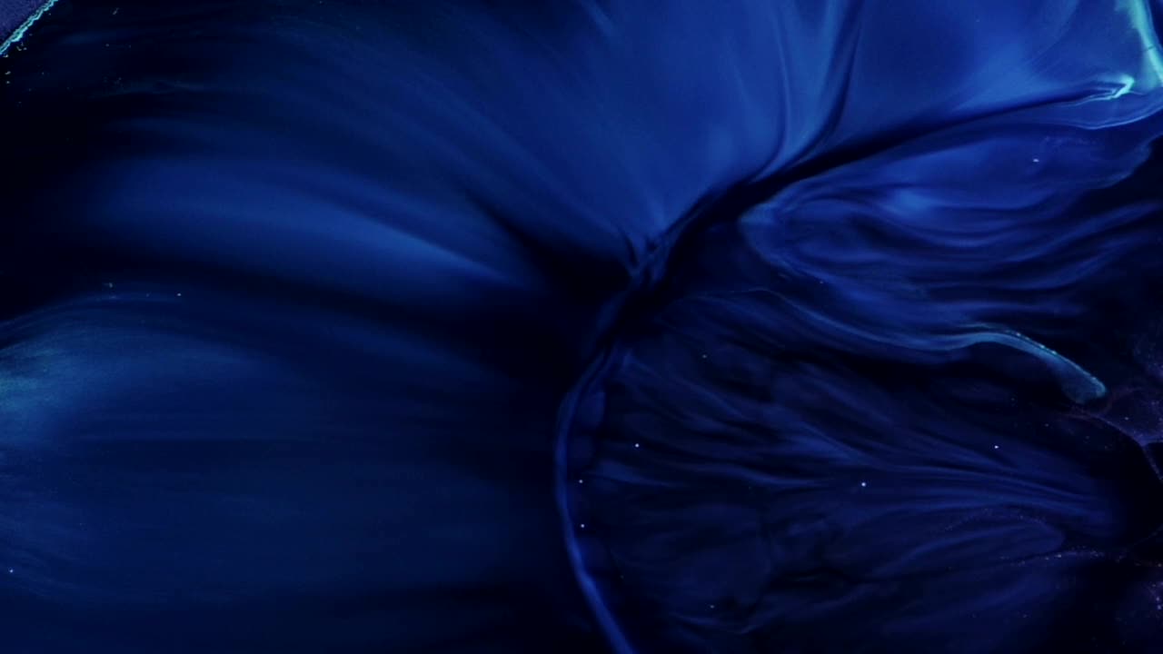 los gases sedosos de color púrpura producen belleza en los cielos distantes, excepto que esta toma es de algo de dos pulgadas de ancho: un videoclip completamente natural y abstracto.