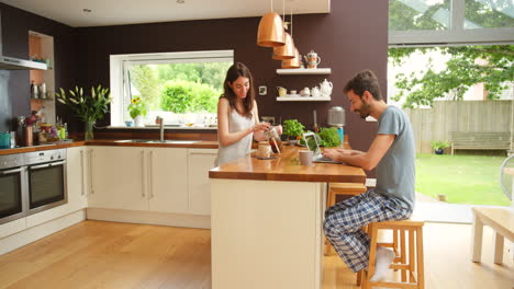 una pareja relajándose en una cocina moderna.