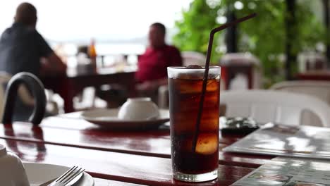 dos personas disfrutando de bebidas en un café