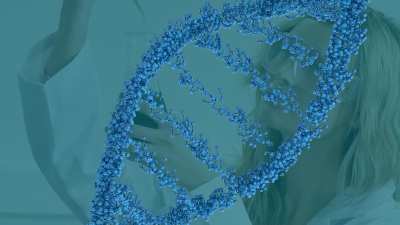 animación de una cadena de adn sobre una científica caucásica