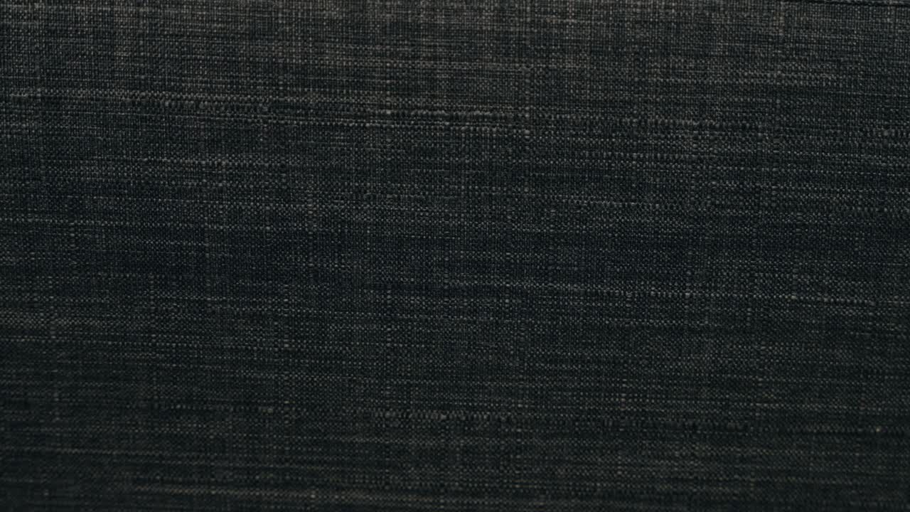 zoom lento en el fondo material de retroceso orgánico gran carbón de leña gris negro roscado poliéster lana de algodón sofá sofá brazo textura suave lujoso materiales sintéticos cosidos cálidos