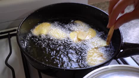 preparando papas fritas