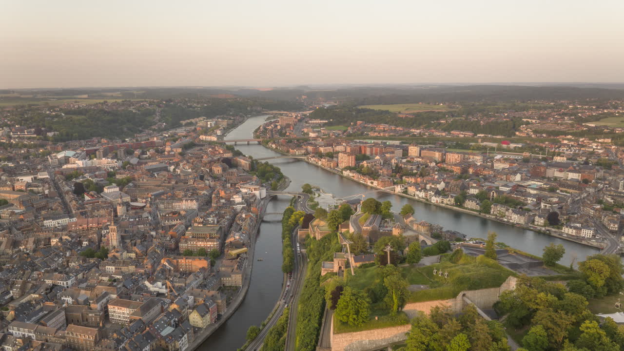 벨기에의 나무르 시의 해가 지는 동안의 하이퍼 ⁇ 스