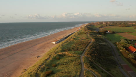 domburg 的海灘在夏天的日落時