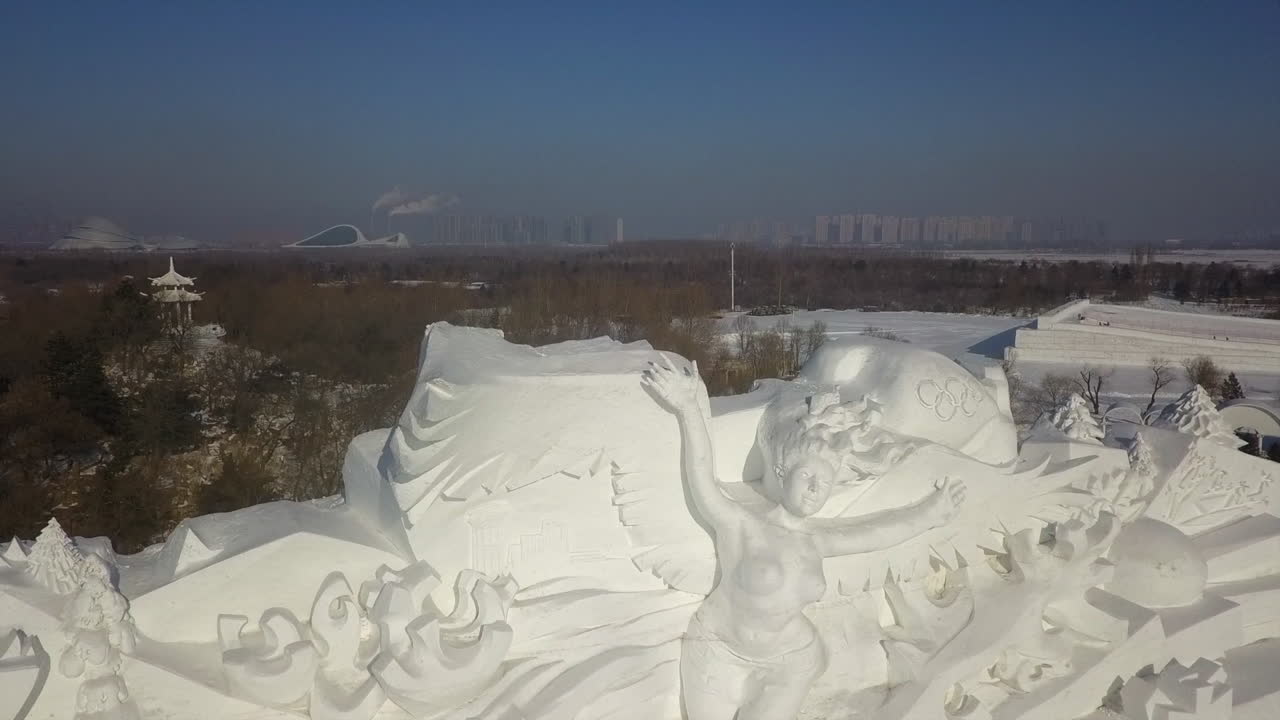 escultura de sirena de nieve de varios pisos en el festival de hielo de harbin en el norte de china