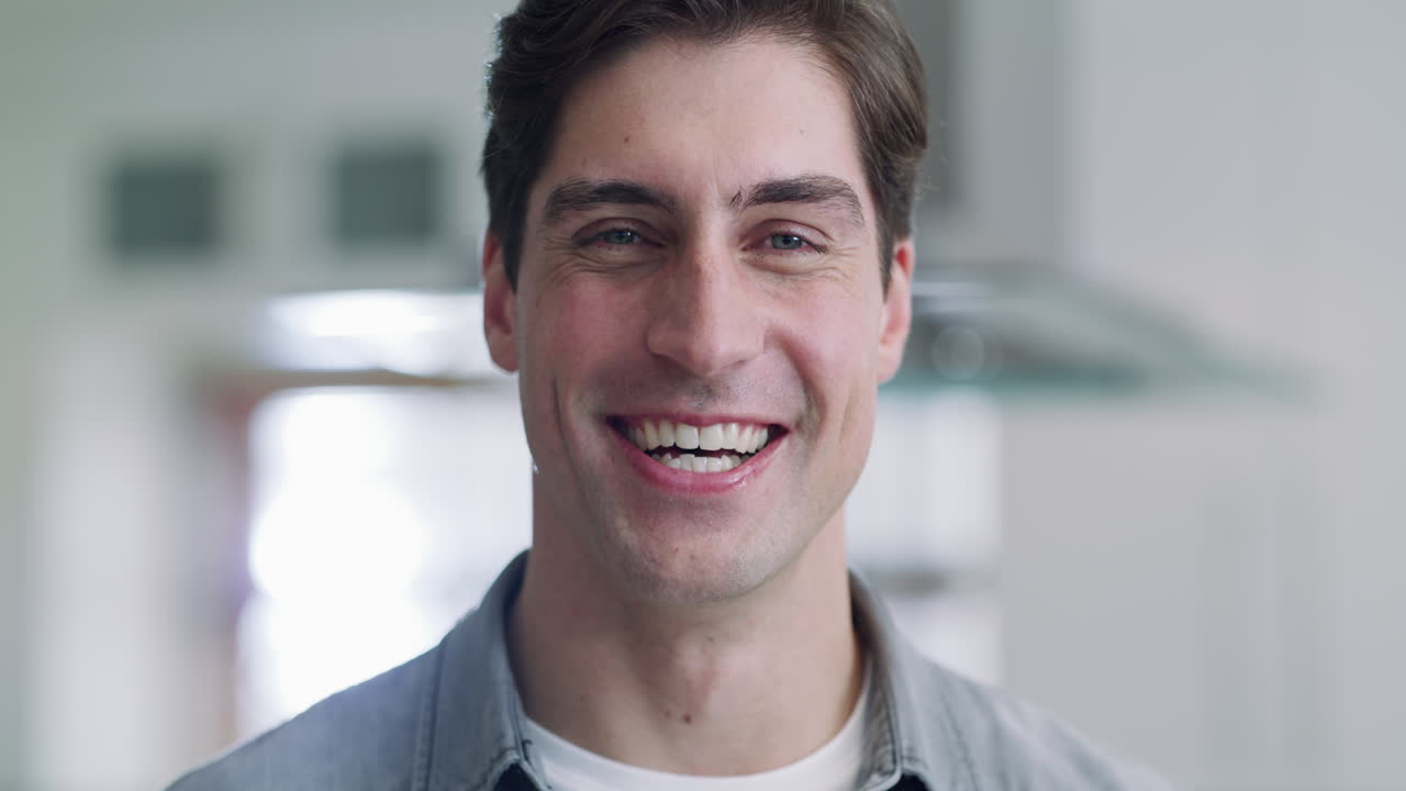 ser feliz es un sentimiento tan bueno.