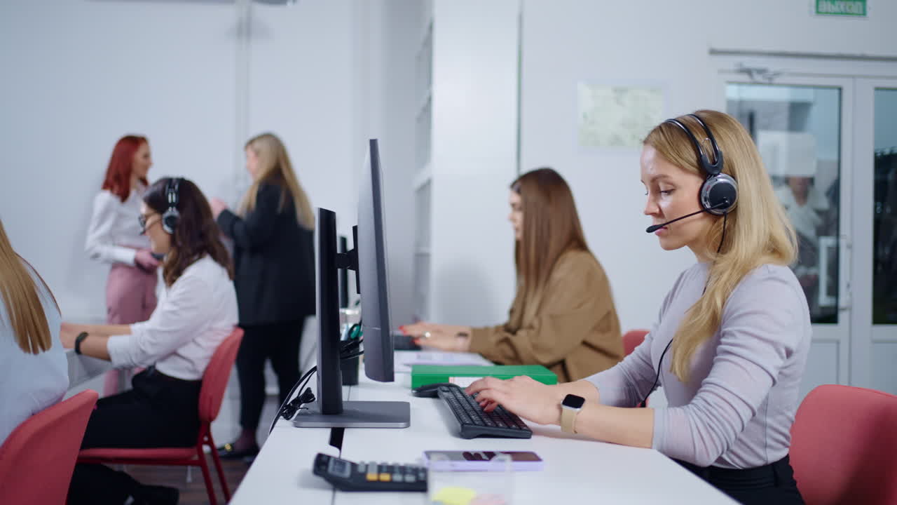 현대적 인 사무실 에 있는 콜 센터 직원 들