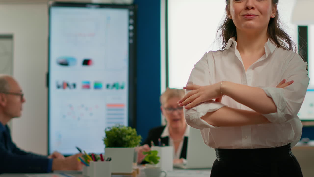 retrato de un joven empresario exitoso mirando a la cámara cruzando los brazos