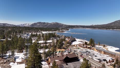 gran lago de montaña de oso y vista de la ciudad con coches pasando durante el día