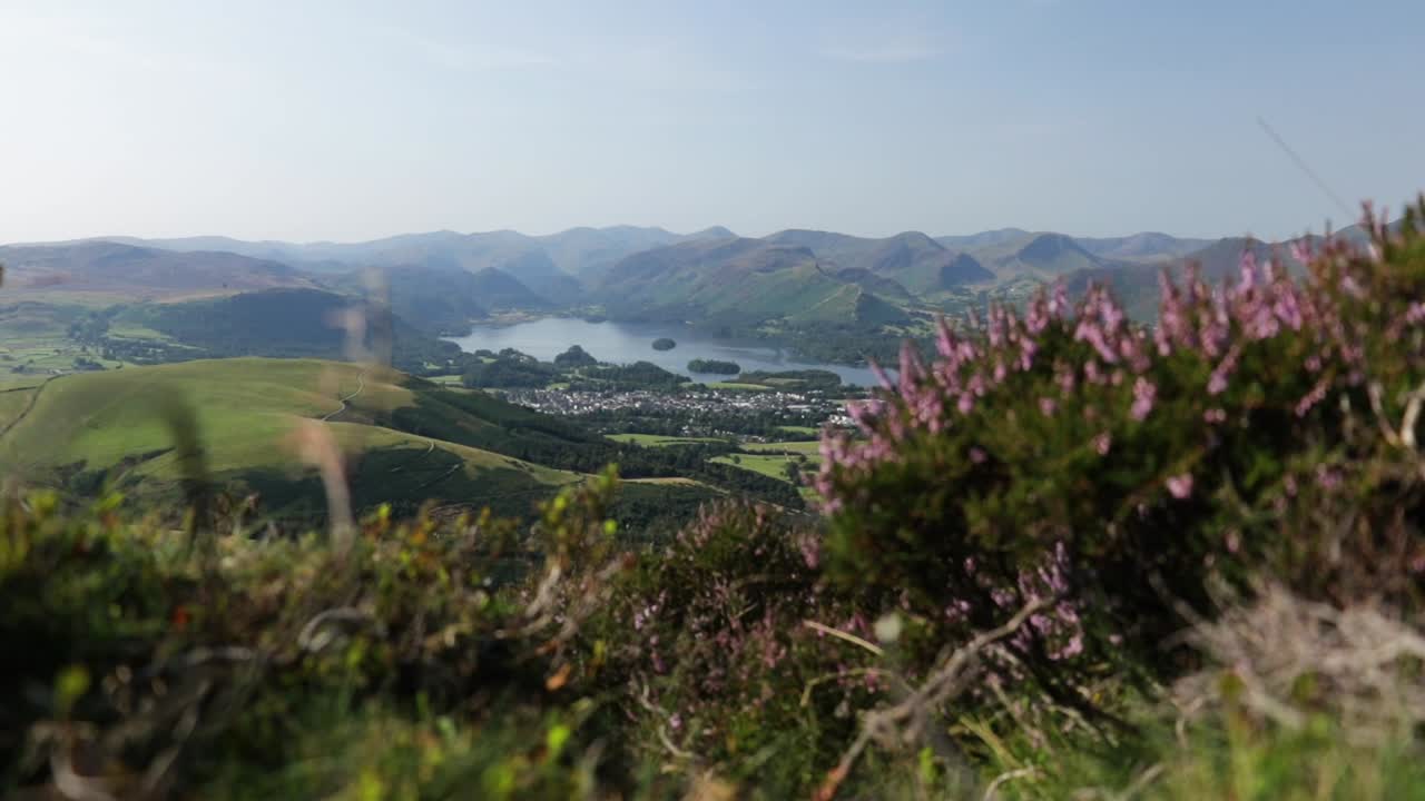 영국 호수 지구에 있는 더웬트워터의 정적 자연 풍경 샷