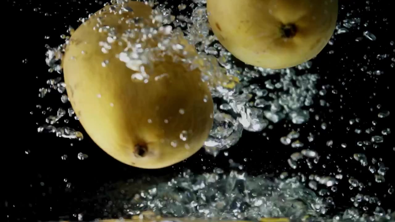 I mango sono immersi nell'acqua