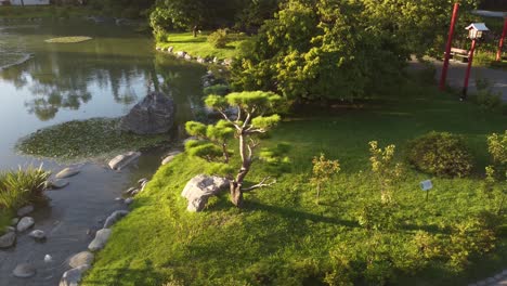 Vista-Orbital-Del-Popular-Parque-Jardín-Japonés-En-Buenos-Aires-Al-Atardecer,-Argentina