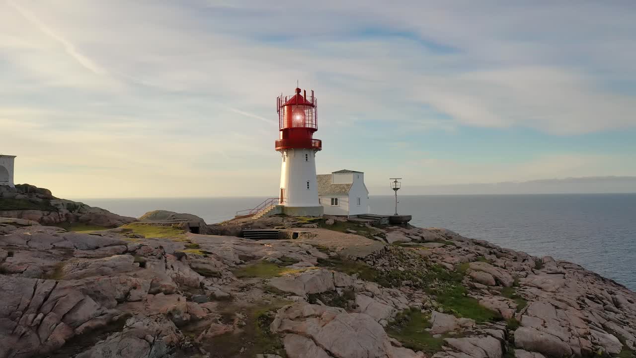 faro costero. el faro de lindesnes es un faro costero en el extremo sur de noruega.