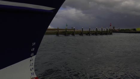 la proa de un barco en el puerto