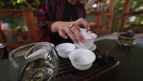 ceremonia del té en un entorno de jardín