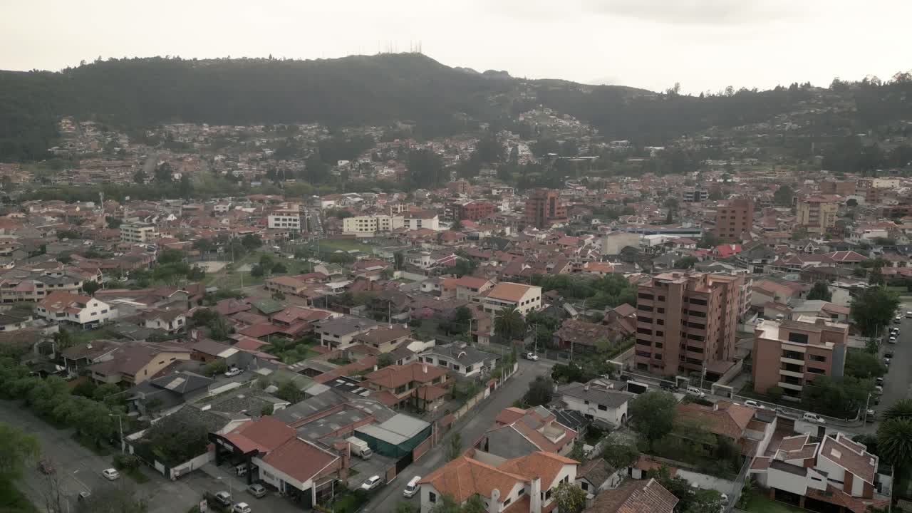 Veduta aerea panoramica del paesaggio urbano di Cuenca in Ecuador.
