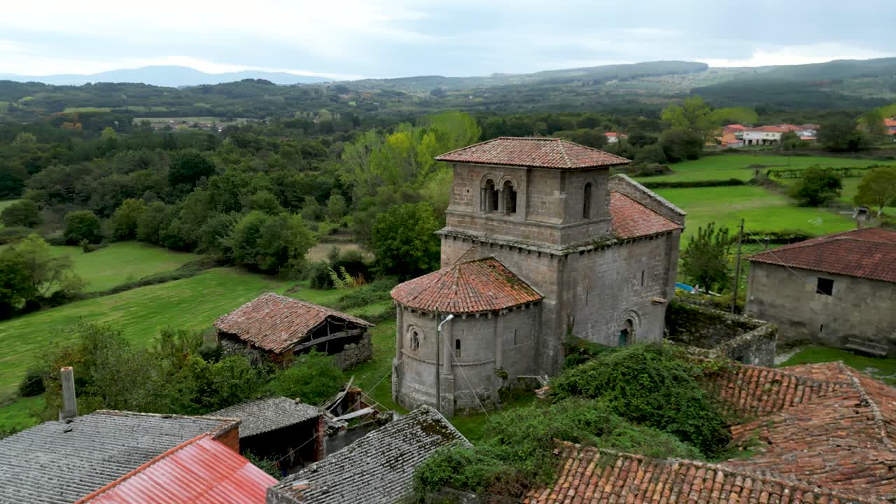 Orbitalne ujęcie z lotu ptaka na kościół San Miguel de Eiré w Lugo w Hiszpanii.