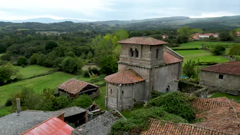 Toma-Aérea-En-órbita-En-La-Iglesia-De-San-Miguel-De-Eire-En-Lugo,-España