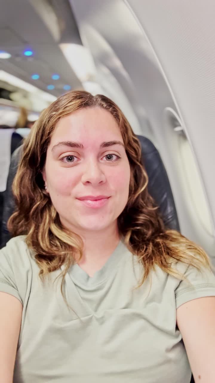 Donna Millennial che Condivide la Sua Esperienza di Viaggio Online