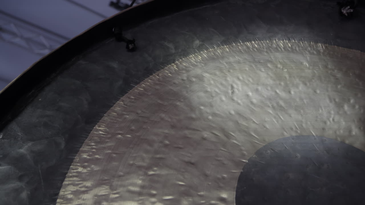 un gran gong de metal