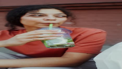mujer disfrutando de una bebida refrescante al aire libre