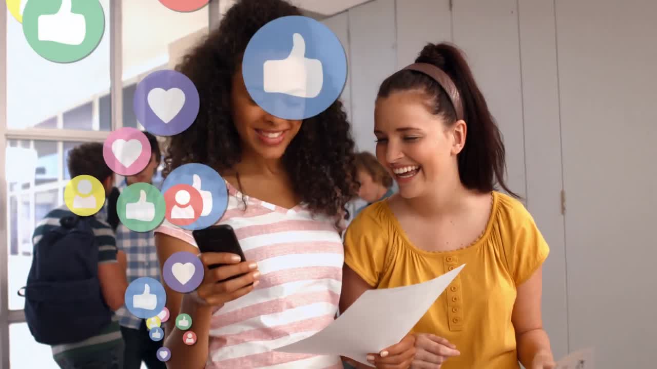 Dos chicas e iconos de redes sociales en movimiento