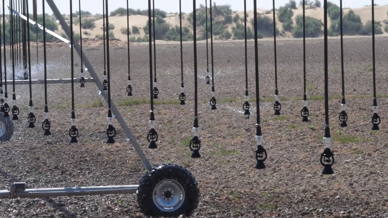 vista de los rociadores en el campo de riego del sistema de riego de pivote central