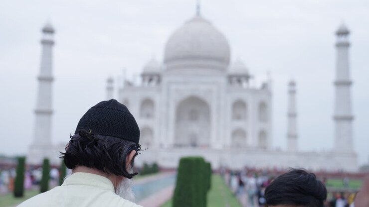 Homme musulman prenant des photos du Taj Mahal