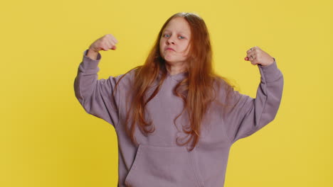 niña en forma, niña deportiva, niña que muestra bíceps y se ve saludable, siente poder, fuerza, éxito, victoria.