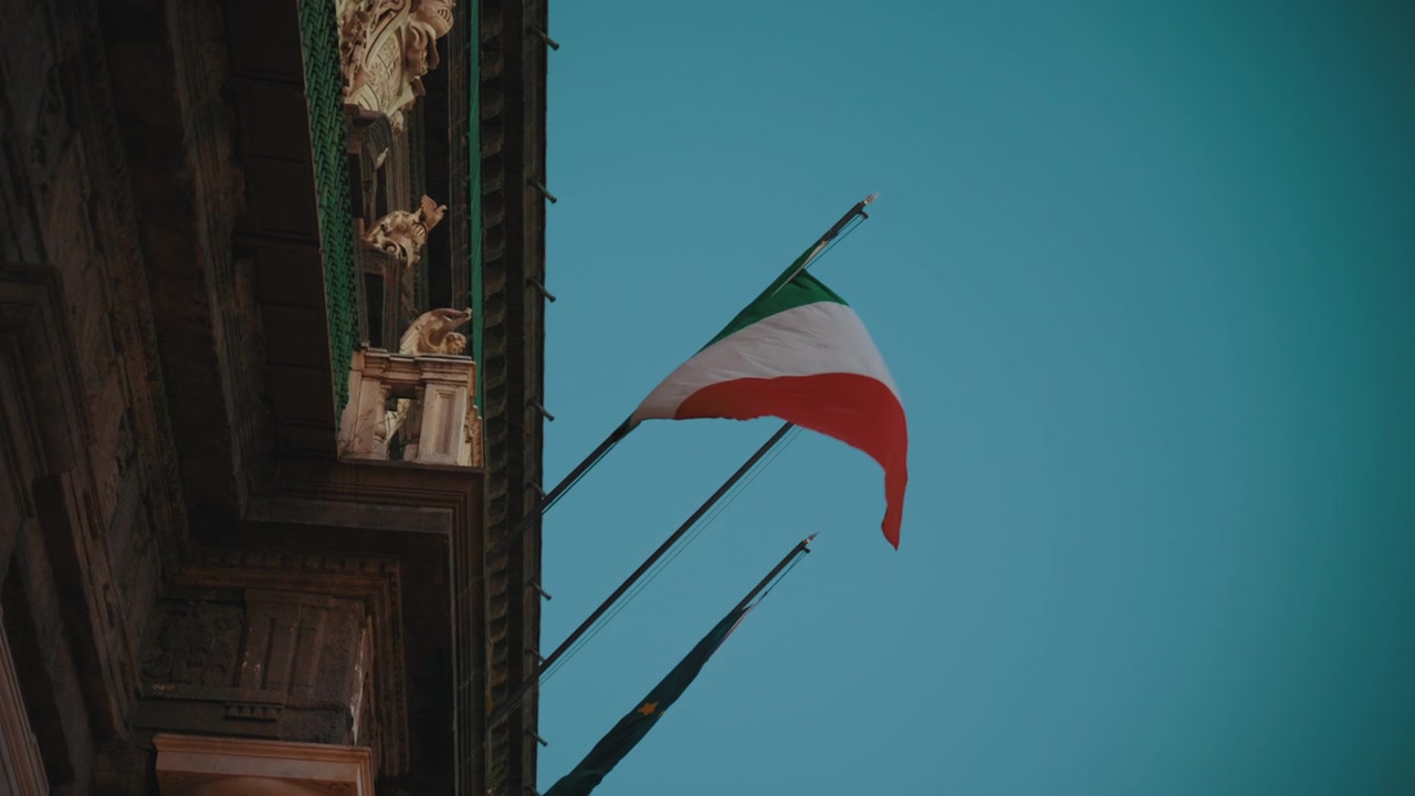 Bandiera italiana presso un monumento istituzionale a Napoli