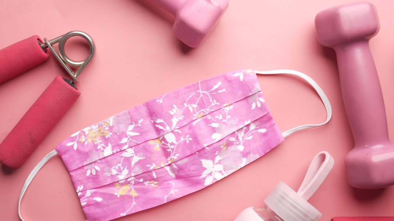 분홍색 피트니스 액세서리와 마스크