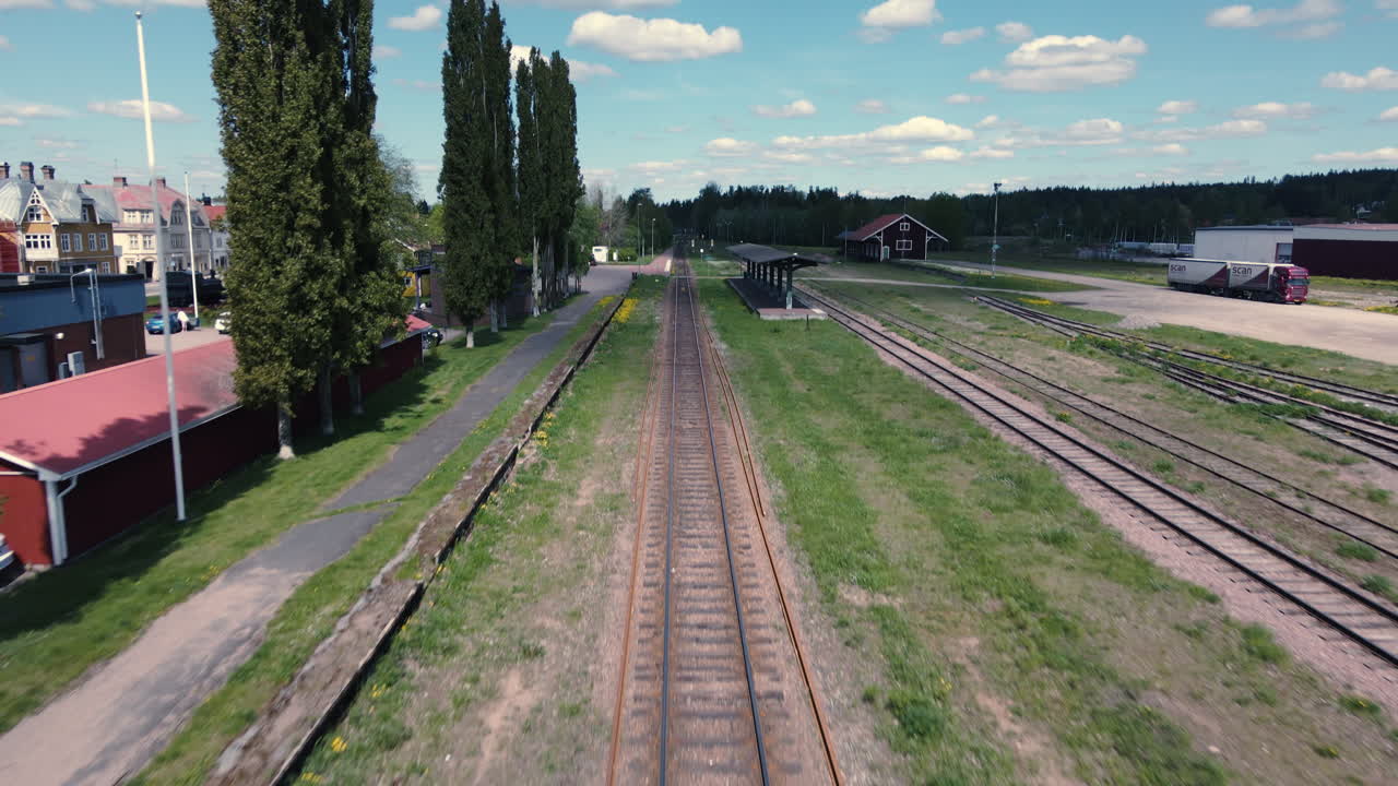 작은 마을의 산업 지역에 있는 철도역