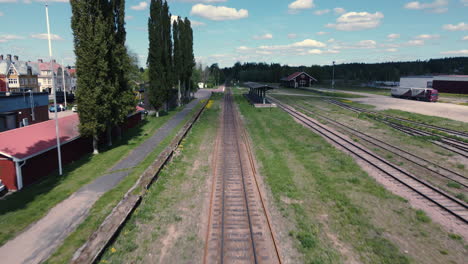 estación de ferrocarril en zona industrial en un pequeño pueblo