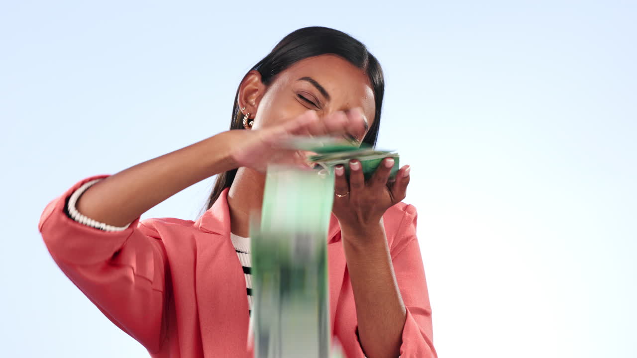 lanzar, dinero y mujer feliz o ganador con bonificación