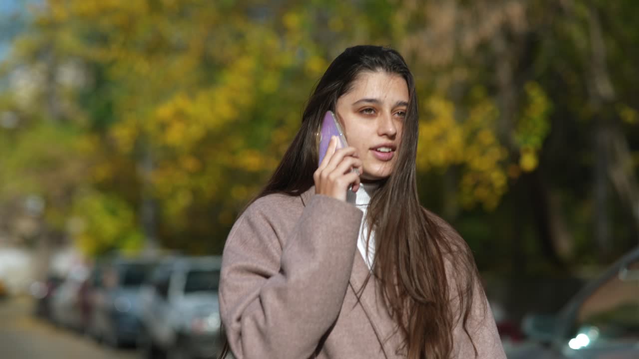 mujer joven hablando por teléfono al aire libre