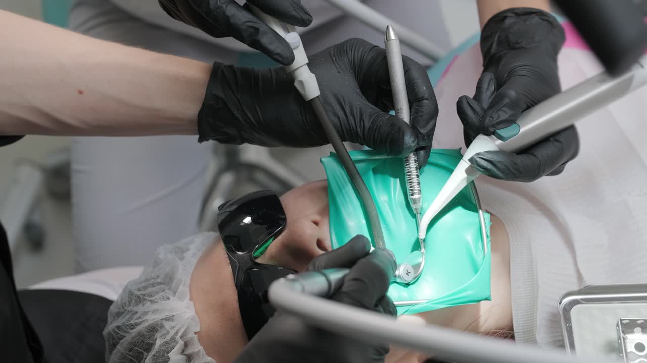 dentista examinando los dientes de un paciente en el dentista.