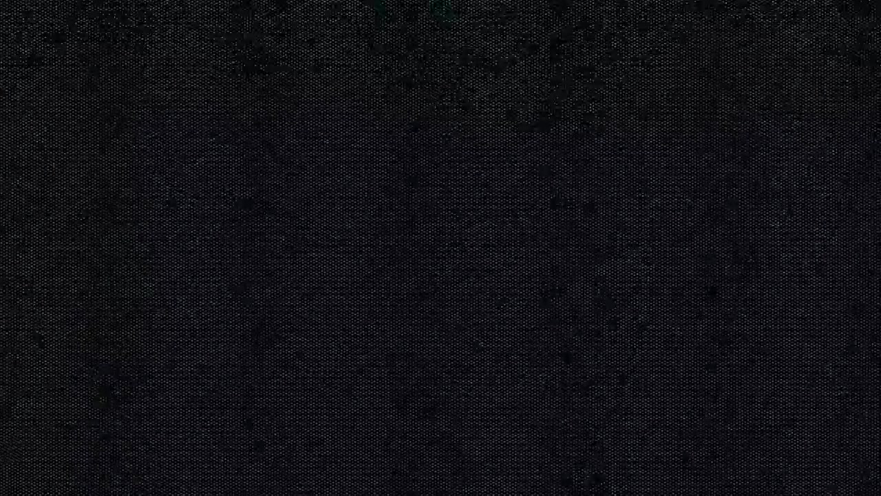 Detailní záběr textury tmavě černé látky