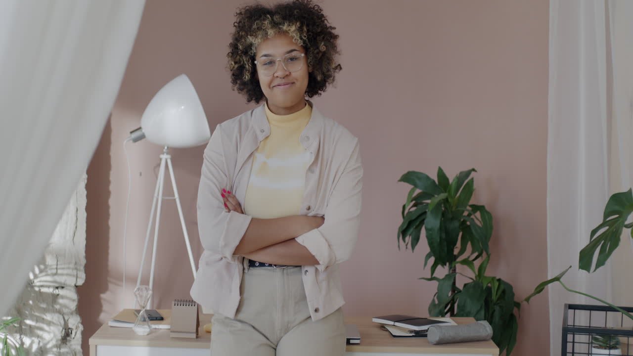 mujer joven en un entorno de oficina en casa