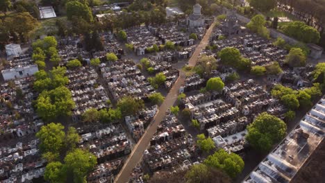 sobrevoo aéreo belo e pacífico cemitério chacarita em buenos aires durante o pôr do sol