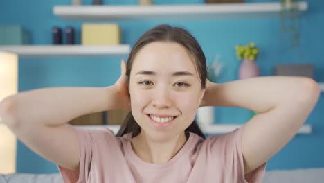 재미있고 아름다운 아시아 젊은 여성의 클로즈업 초상화.