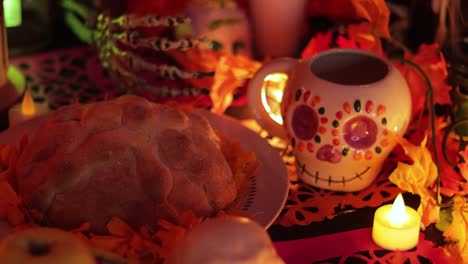 Zuckerschädel-Und-Pan-De-Muerto-Opfer-Am-Tag-Der-Toten-Altar,-Nahaufnahme