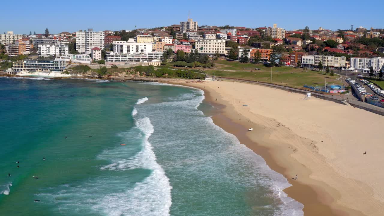 olas rodando en la costa arenosa de la playa de bondi en los suburbios de sydney, nueva gales del sur, australia