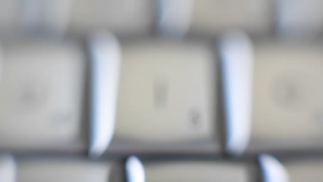 la letra i en un teclado de computadora pasa a primer plano