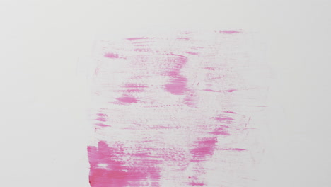 primer plano de formas de pintura rosa sobre fondo blanco con espacio de copia, cámara lenta