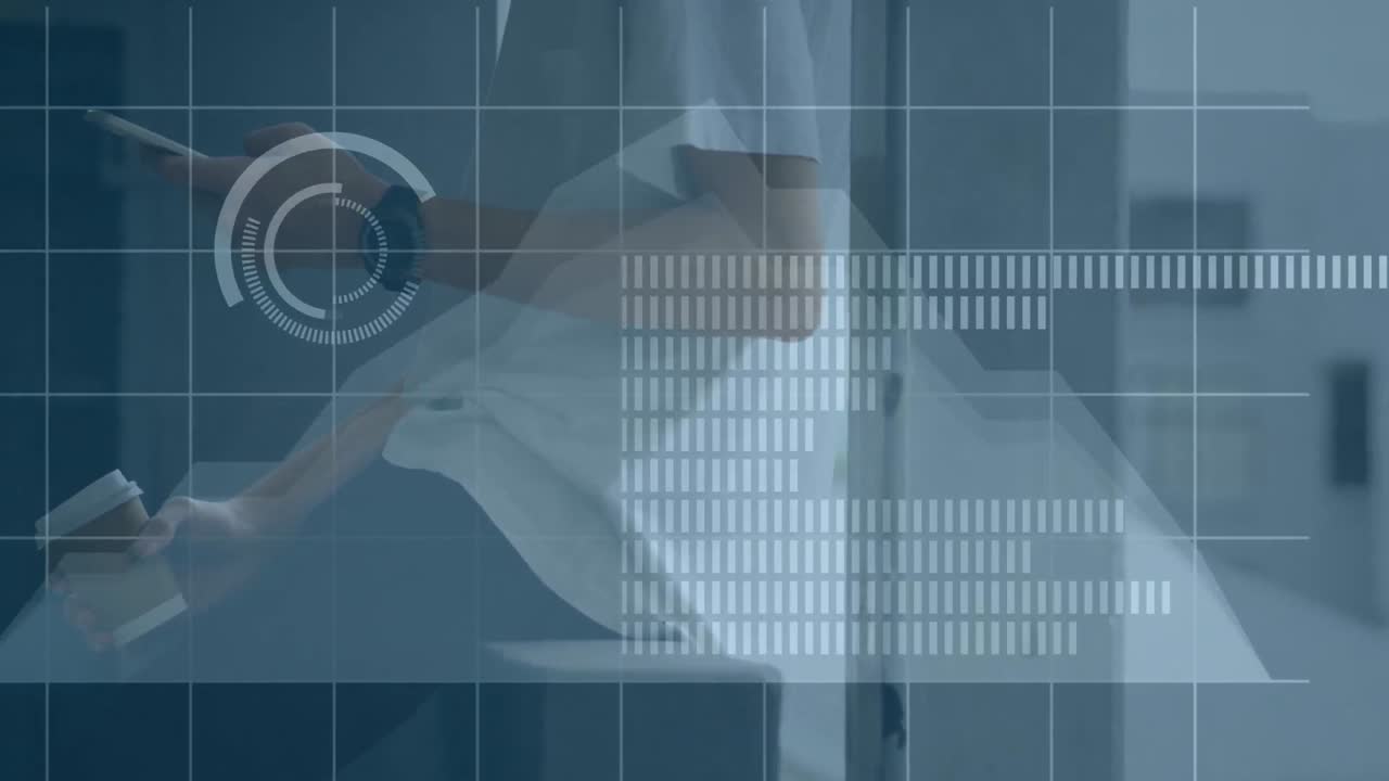 animación de diversos datos sobre las manos de un hombre caucásico usando un teléfono inteligente