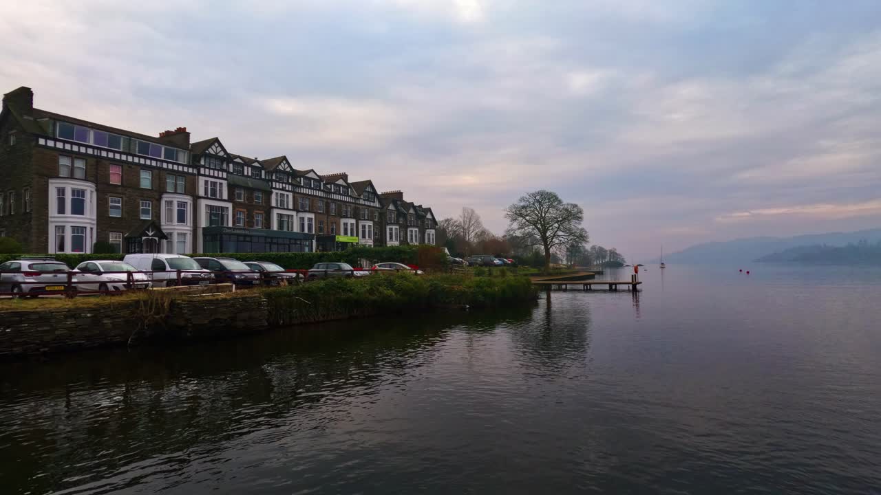 윈더미어 호수의 유람선에서 촬영한 앰블사이드 컴브리아 마을의 전망