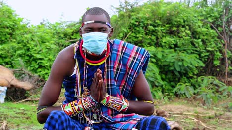 Masai-Africano-Con-Mascarilla,-Rezando-Para-Que-El-Coronavirus-Desaparezca